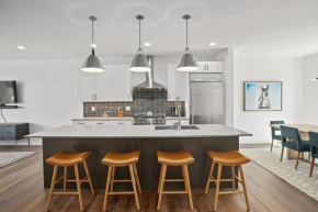 Urban Luxury at Competitive Rates - Rooftop Patio With Hot Tub - Perfect for 2 Families